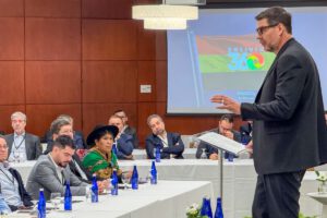 Oposición boliviana en Boston discutiendo el futuro de Bolivia