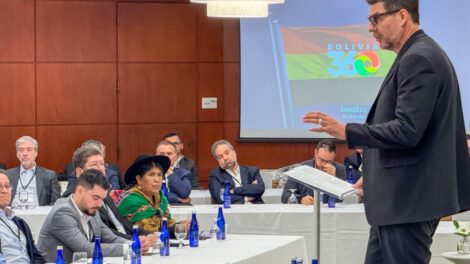 Oposición boliviana en Boston discutiendo el futuro de Bolivia