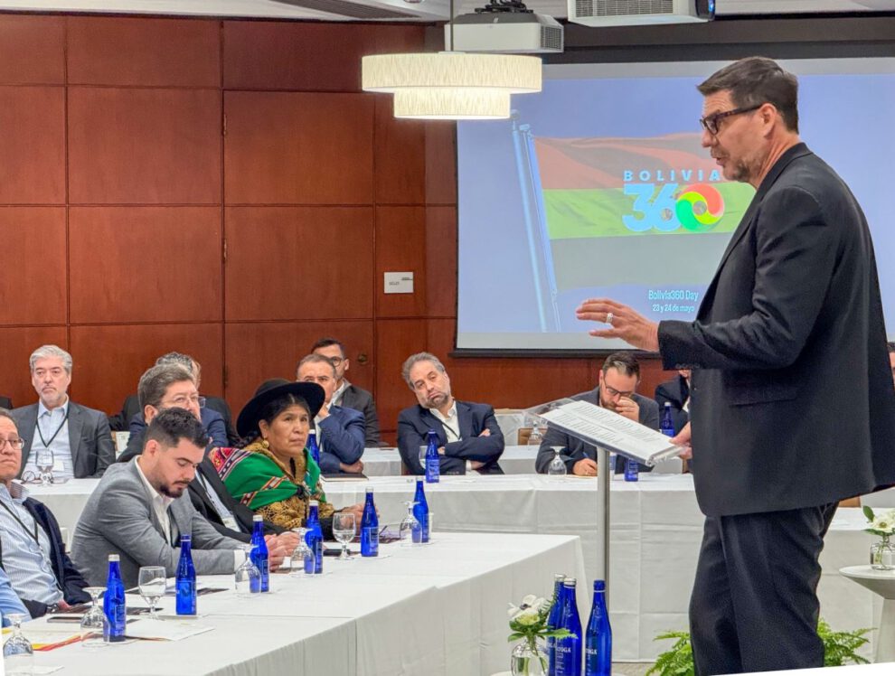 Oposición boliviana en Boston discutiendo el futuro de Bolivia