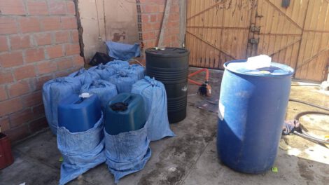 Policía Boliviana intercepta diésel almacenados ilegalmente