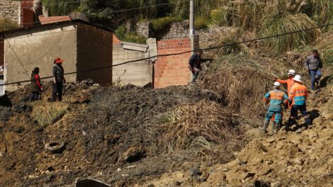 Deslizamiento en Alto Tacagua obliga a evacuar viviendas por daños visibles