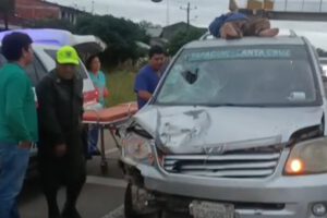 Accidente en Yapacaní con motociclista sobre el techo de una vagoneta