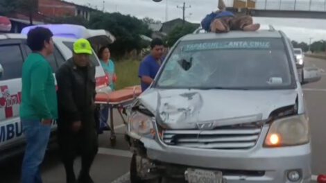 Accidente en Yapacaní con motociclista sobre el techo de una vagoneta