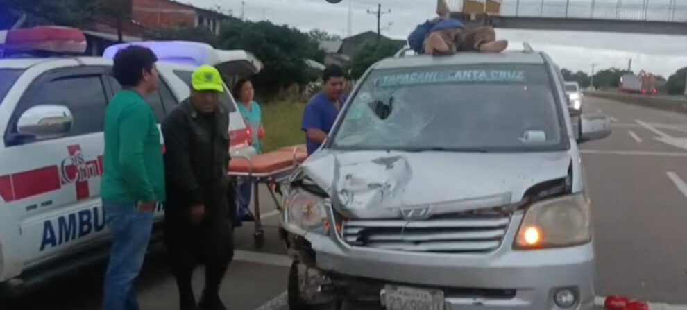 Accidente en Yapacaní con motociclista sobre el techo de una vagoneta