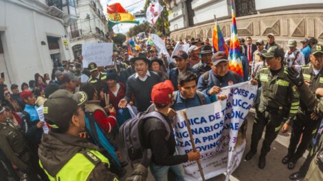 Protesta por crisis económica interrumpe desfile cívico en Chuquisaca