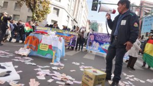 Devaluación del boliviano y protestas de microempresas
