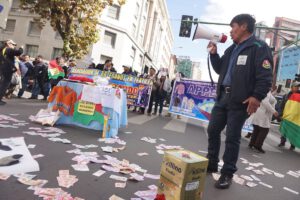 Devaluación del boliviano y protestas de microempresas