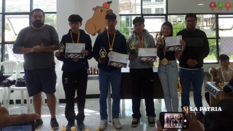 Ganadores de la competencia nacional de ajedrez en Sucre