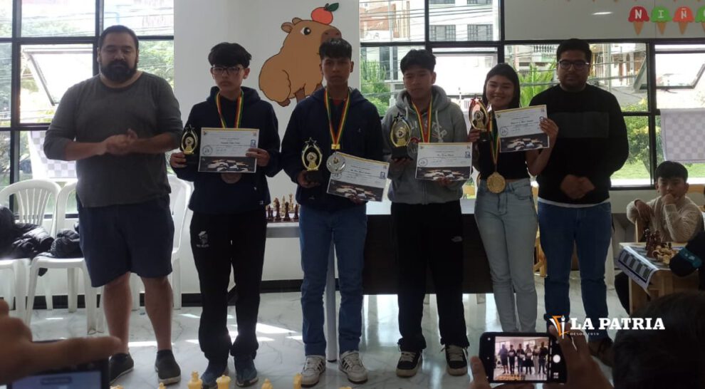Ganadores de la competencia nacional de ajedrez en Sucre