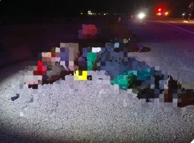 Minibús atropella y mata a dos peatones en Oruro