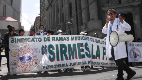 Ley de medicamentos y equipos en marcha en La Paz