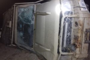 Camión de contrabandistas impacta camioneta militar en La Paz