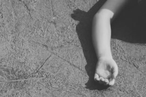Niño muerto con fracturas y golpes