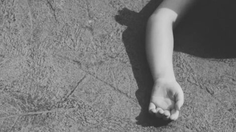 Niño muerto con fracturas y golpes