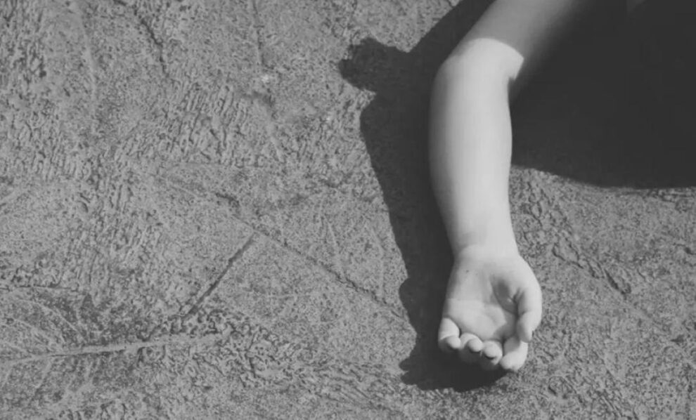 Niño muerto con fracturas y golpes