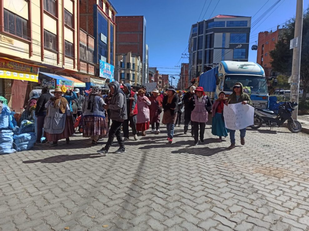 Comerciantes de Faro Murillo en El Alto cierran sus puestos