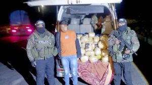Policía captura a conductor con 90 paquetes de marihuana
