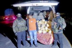 Policía captura a conductor con 90 paquetes de marihuana