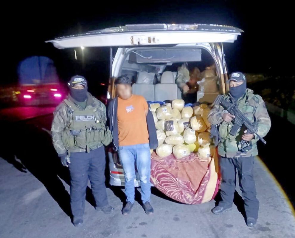 Policía captura a conductor con 90 paquetes de marihuana