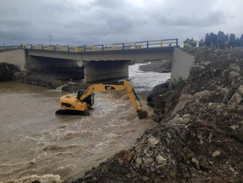 Conflictos sociales y derrumbes complican el tránsito en 12 tramos viales del país