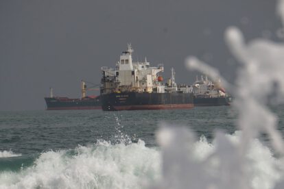 Descarga de combustible en puerto de Arica