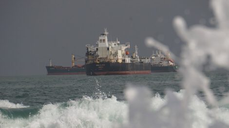 Descarga de combustible en puerto de Arica
