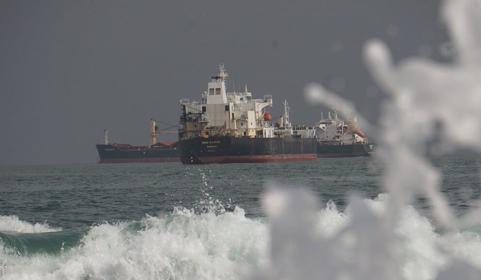 Descarga de combustible en puerto de Arica