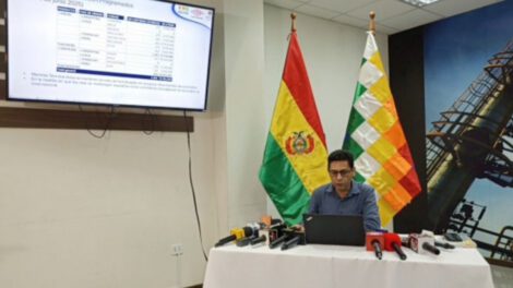 Descarga de combustibles en Arica por YPFB