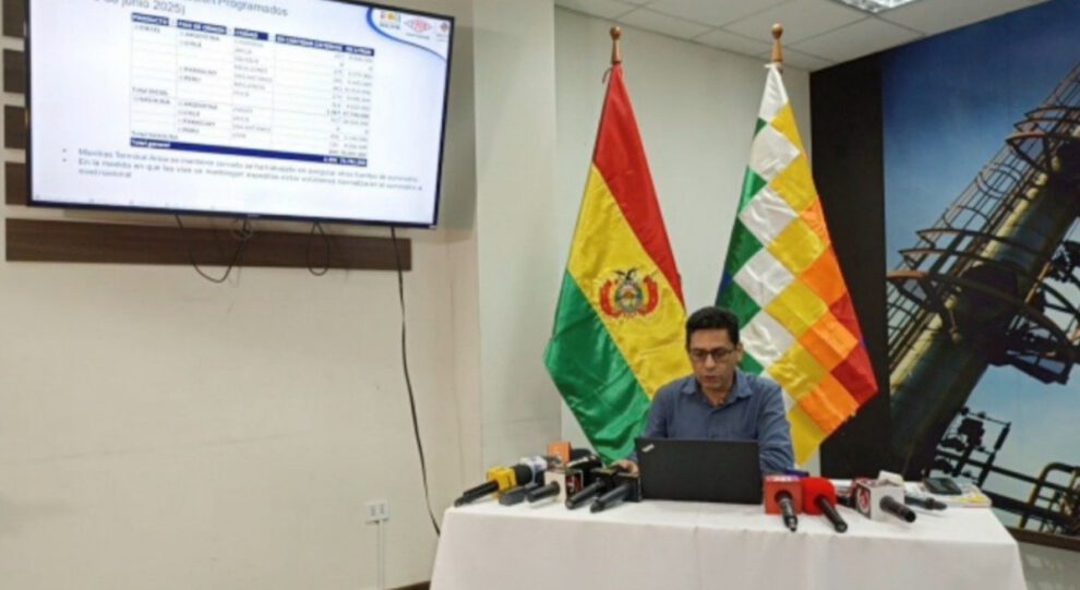 Descarga de combustibles en Arica por YPFB