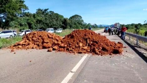 Bloqueo en el Puente Ichilo por protestas en Bolivia