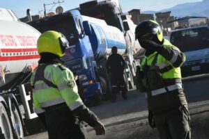 Ingreso de cisternas a Senkata con escolta policial