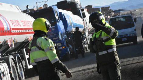 Ingreso de cisternas a Senkata con escolta policial