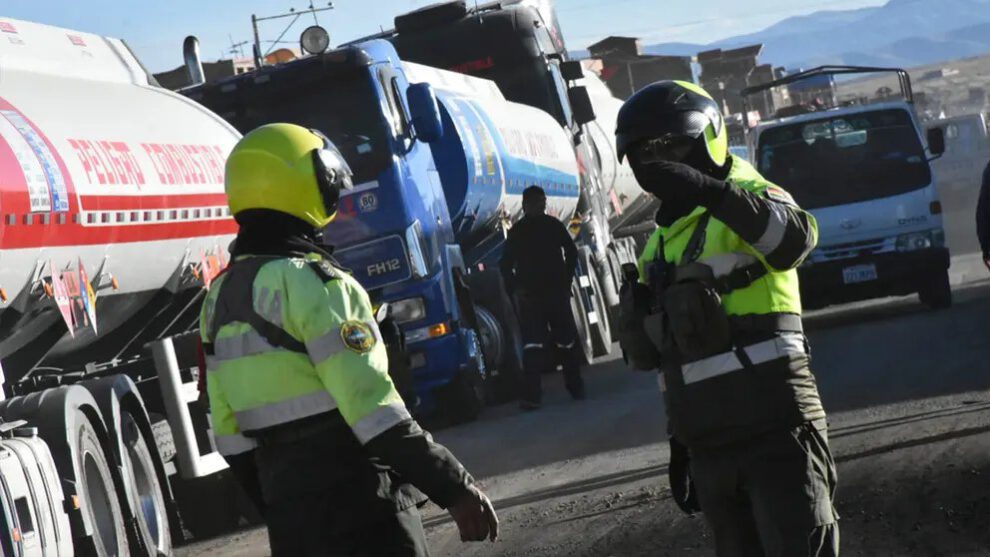 Ingreso de cisternas a Senkata con escolta policial