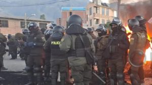 Policía despeja bloqueo en Vinto y restablece circulación vehicular