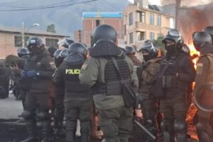 Policía despeja bloqueo en Vinto y restablece circulación vehicular
