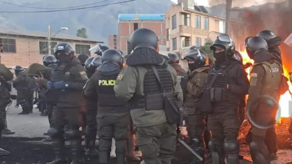 Policía despeja bloqueo en Vinto y restablece circulación vehicular