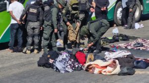 Policía intercepta vagoneta con armamento en carretera bloqueada por evistas