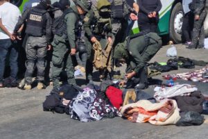 Policía intercepta vagoneta con armamento en carretera bloqueada por evistas