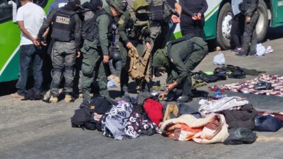Policía intercepta vagoneta con armamento en carretera bloqueada por evistas