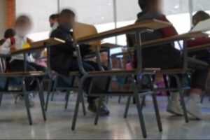 Estudiante lleva un arma en La Paz