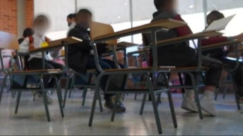 Estudiante lleva un arma en La Paz