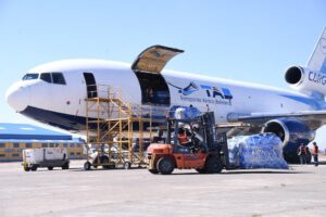 Puente aéreo de pollo desde Santa Cruz a La Paz