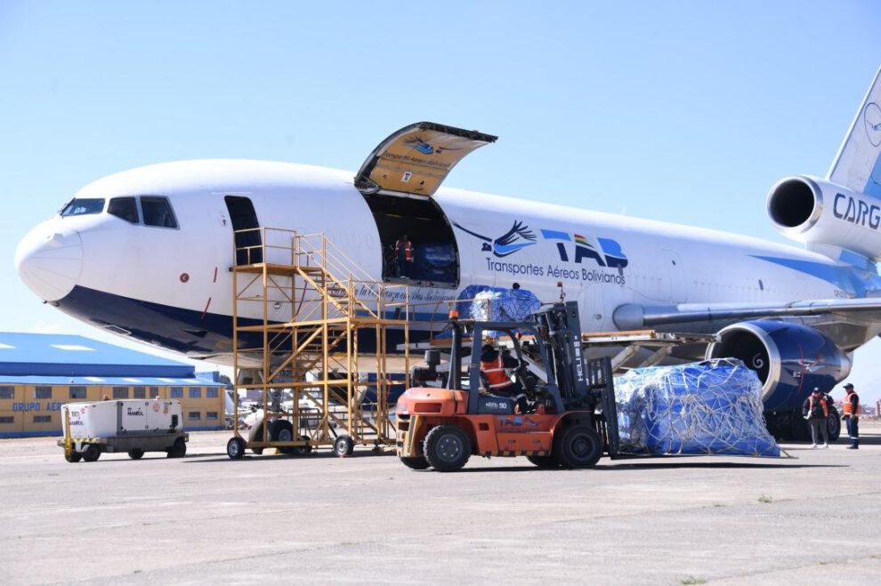 Puente aéreo de pollo desde Santa Cruz a La Paz