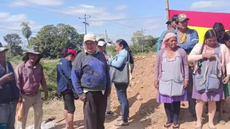 Bloqueo en San Julián exigiendo renuncia de Luis Arce