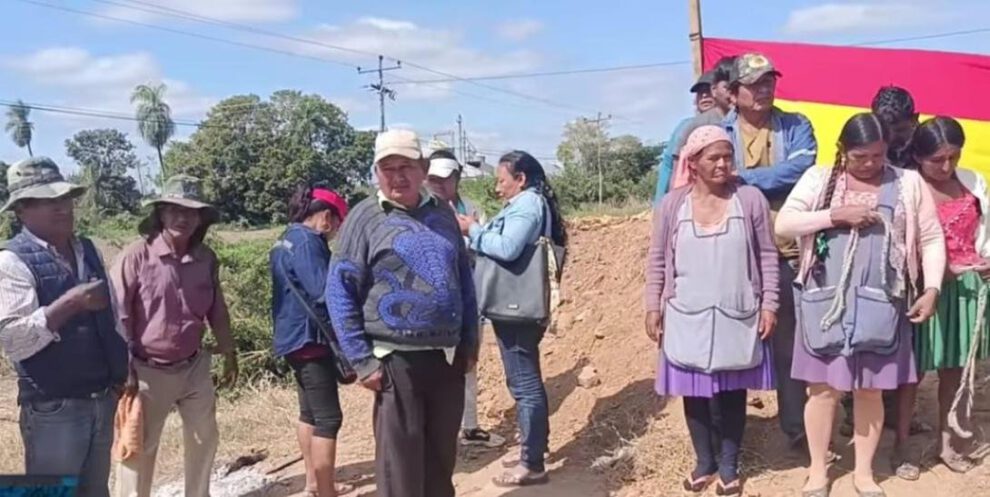 Bloqueo en San Julián exigiendo renuncia de Luis Arce