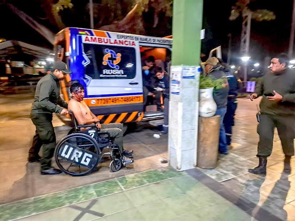 Ambulancia incendiada en Cochabamba por bloqueadores evistas