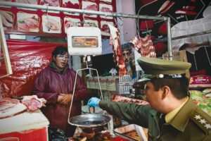Operativo revela balanzas descalibradas y alimentos caducados