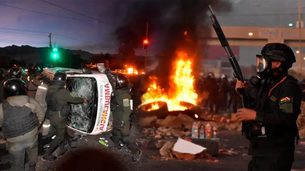 Intervención policial en el bloqueo en Vinto