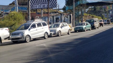 Filas por combustible en La Paz