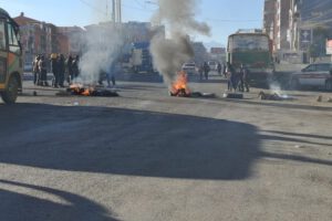 Bloqueo de choferes por combustible en la avenida Juan Pablo II